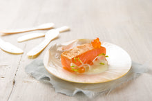 Cargar imagen en el visor de la galería, Lomo de Salmón Ahumado con trufa blanca y polvo de oro - Paladarius
