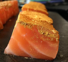 Cargar imagen en el visor de la galería, Lomo de Salmón Ahumado con trufa blanca y polvo de oro - Paladarius