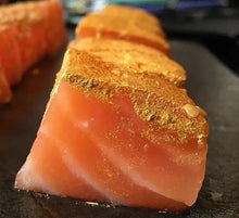 Cargar imagen en el visor de la galería, Lomo de Salmón Ahumado con trufa blanca y polvo de oro - Paladarius